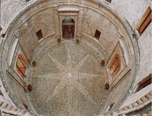 Il pozzo cilindrico del cortile di Casa del Mantegna visto dall'alto